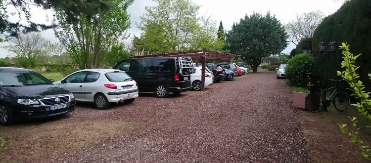 Parking sécurisé des Coquilloux location de vacances en gîte de charme avec grande Piscine dans le 34 à Montpellier 0623022756
