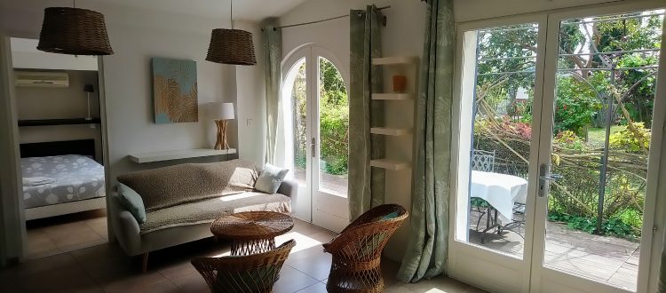 Salon du gîte Glycine aux Coquilloux location de vacances en gîte avec grande Piscine dans le 34 à Montpellier 0623022756