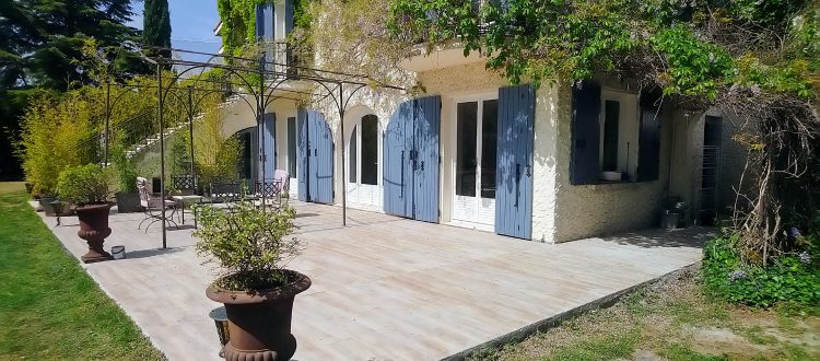 Grande terrasse du gîte Plein Sud aux Coquilloux location de vacances en gîte de charme avec grande Piscine dans le 34 à Montpellier 0623022756