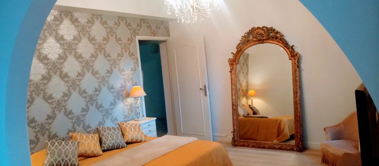Suite parentale du Gîte Plein Sud aux Coquilloux location de vacances en gîte de charme avec grande Piscine dans le 34 à Montpellier 0623022756