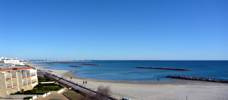 Vue du Front de Mer location de vacances à la semaine ou au mois avec grande terrasse sur la plage de Palavas