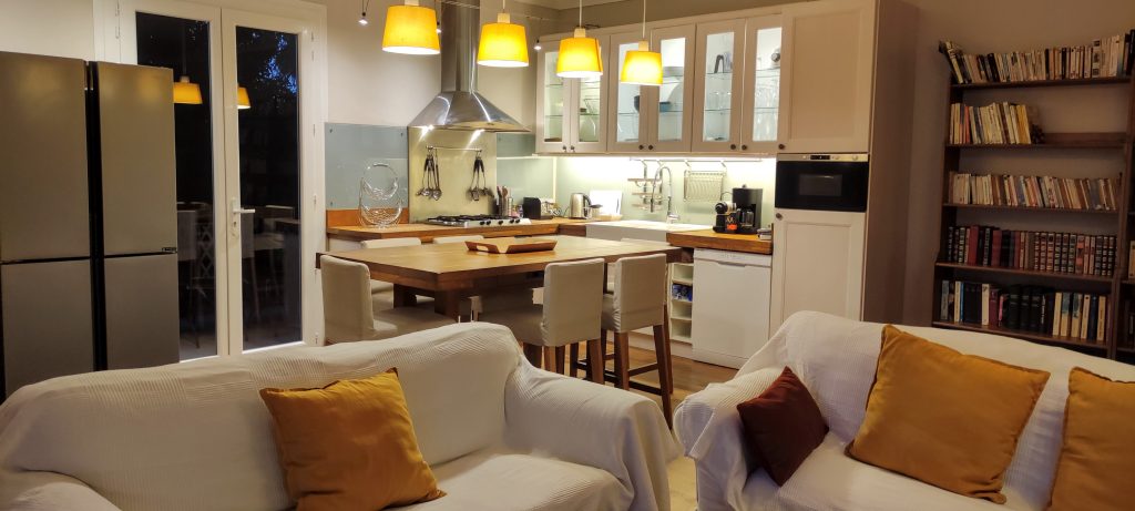 Cuisine ouverte sur la pièce de vie du grand gîte du Golf aux Coquilloux à Montpellier